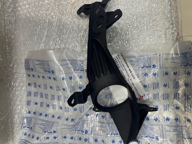 Bajaj Pulsar RS200 Sağ Uzun Far Çerçevesi