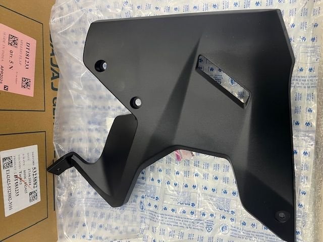 BAJAJ PULSAR RS200 ALT SAĞ SAKAL DEKORATİF KAPAK