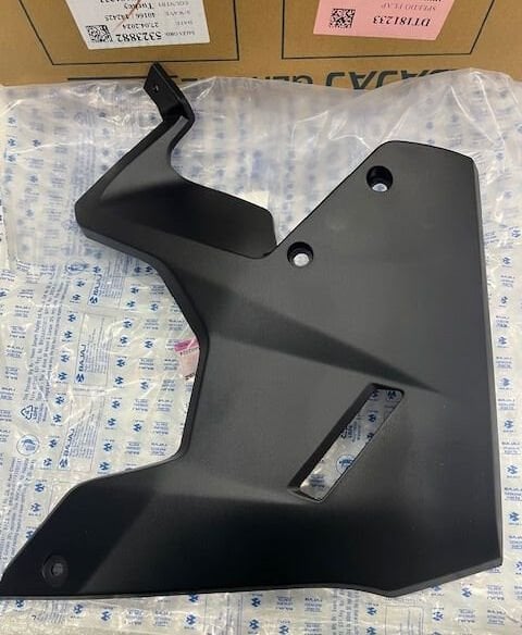 Bajaj Pulsar RS200 Sağ Alt Sakal Dekoratif Kapak