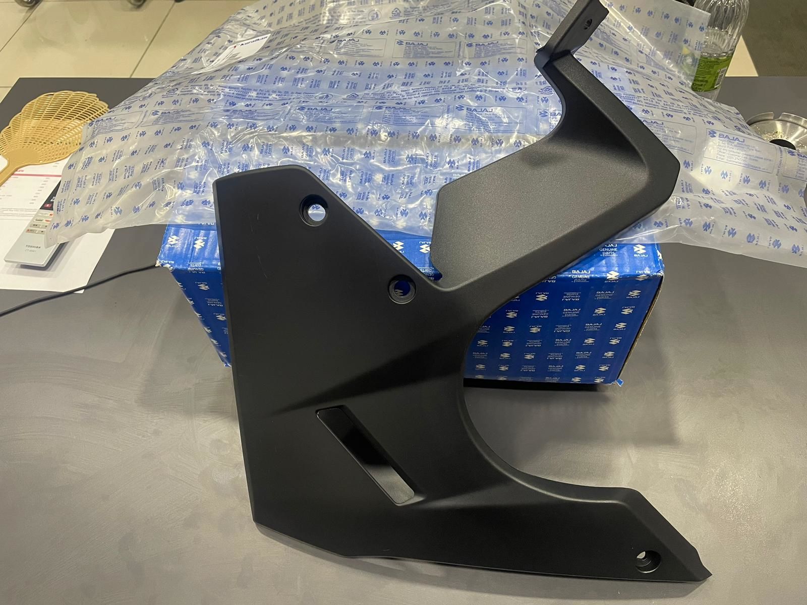 BAJAJ PULSAR RS200 ALT SOL SAKAL DEKORATİF KAPAK